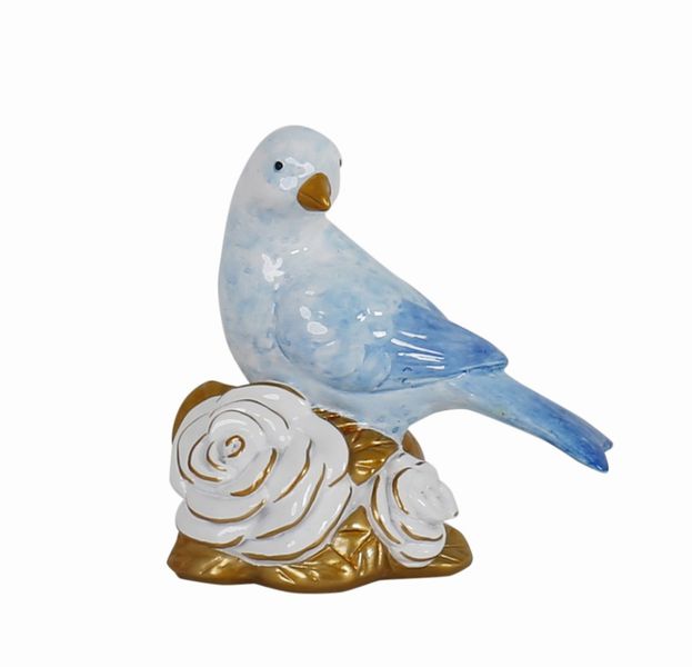 Retrofugl i bl&aring;tt p&aring; hvite roser.