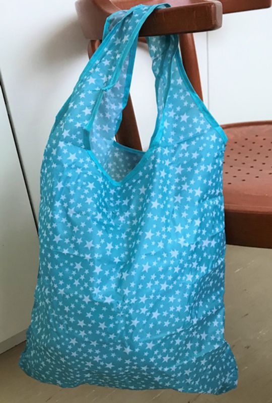 Handlenett i tøy etui, Lys blå med stjerner.