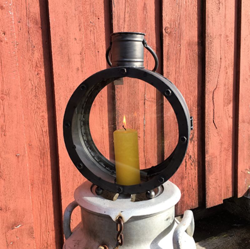 Rund kubbelys lykt i mørk metall.