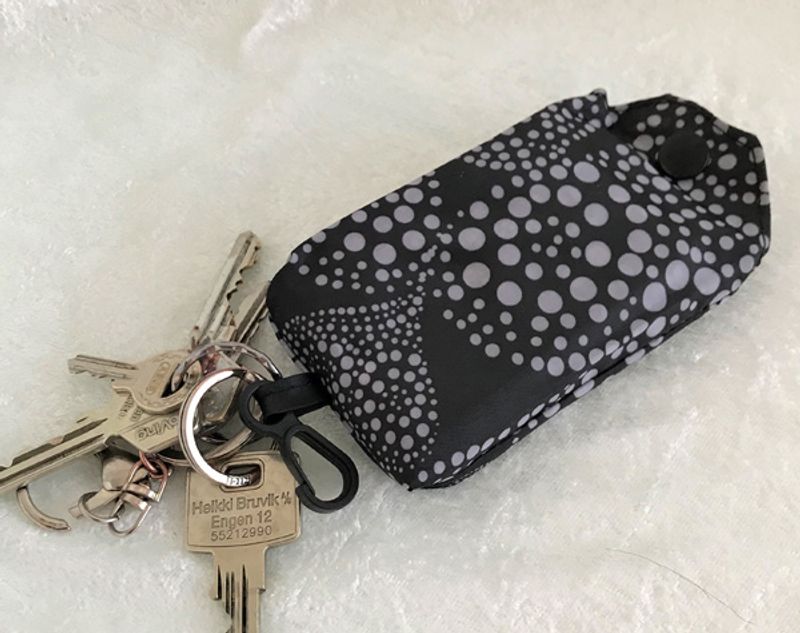 Handlenett i tøy etui, Sort med hvitt hjerte mønster.