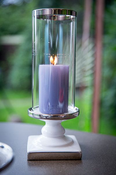 Stormlykt i Hvit/S&oslash;lv Collection fra Borg, med glass, liten.