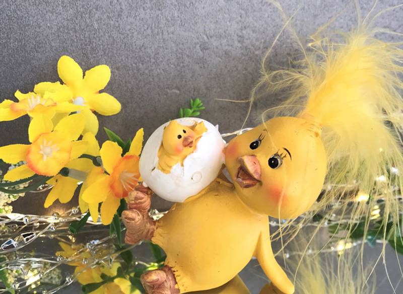Påskekylling,  liggende på siden, med egg.