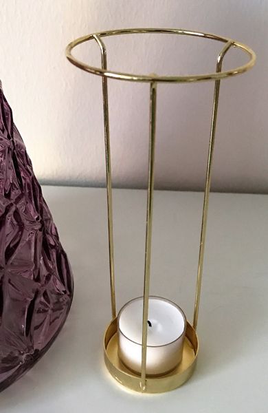 Lykt i rosa preget glass, med heng for telys.